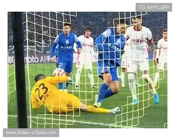 蓝军近期防守漏洞严重 连续六场比赛多名球员因犯规被红牌驱逐 蓝军近期防守漏洞严重 连续六场比赛多名球员因犯规被红牌驱逐