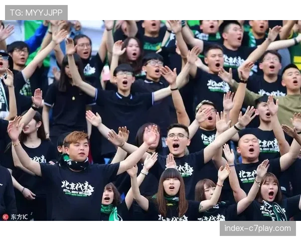 辽宁球迷远征军乌鲁木齐客场，举标语支持球队